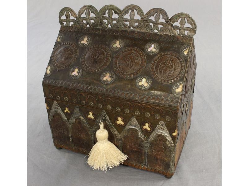 CHÂSSE en bois gainé de fer et cuir ciselé,...