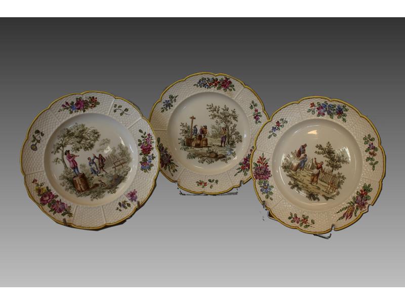 TROIS ASSIETTES en faïence blanche à décor...