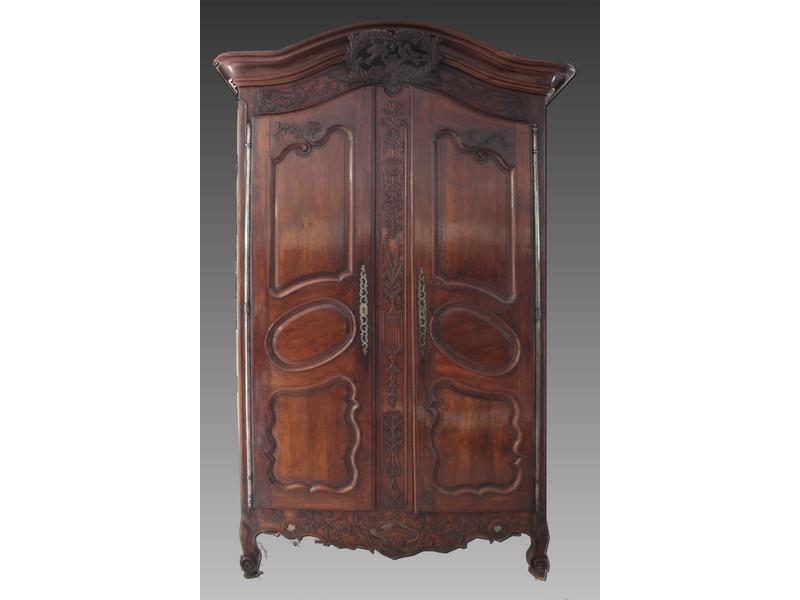 ARMOIRE dite de mariage, en noyer, finement...