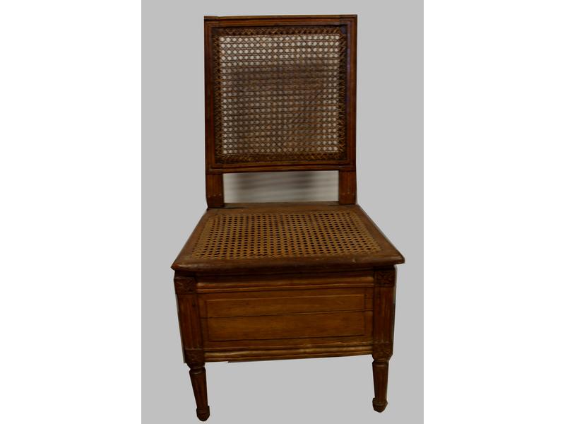 CHAISE DE COMMODITE en hêtre mouluré, à dossier...