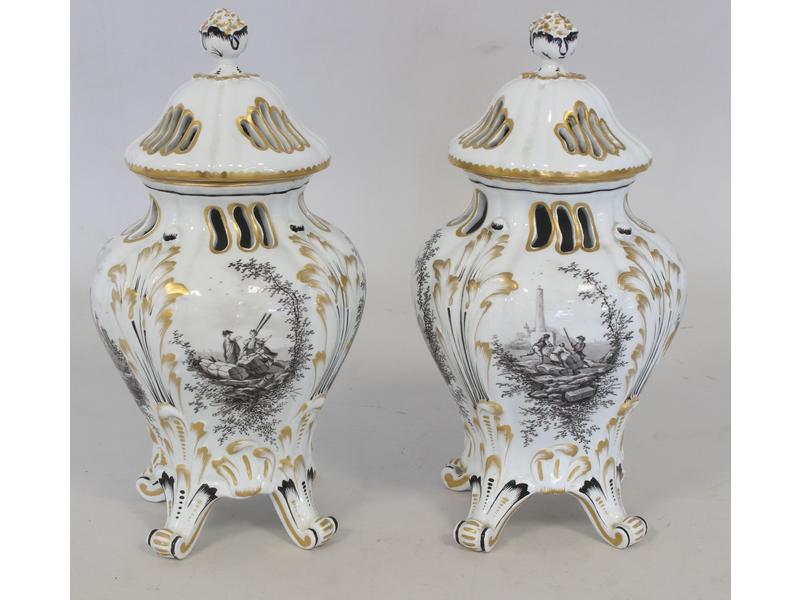 PAIRE DE BRÛLE-PARFUMS couverts en porcelaine...