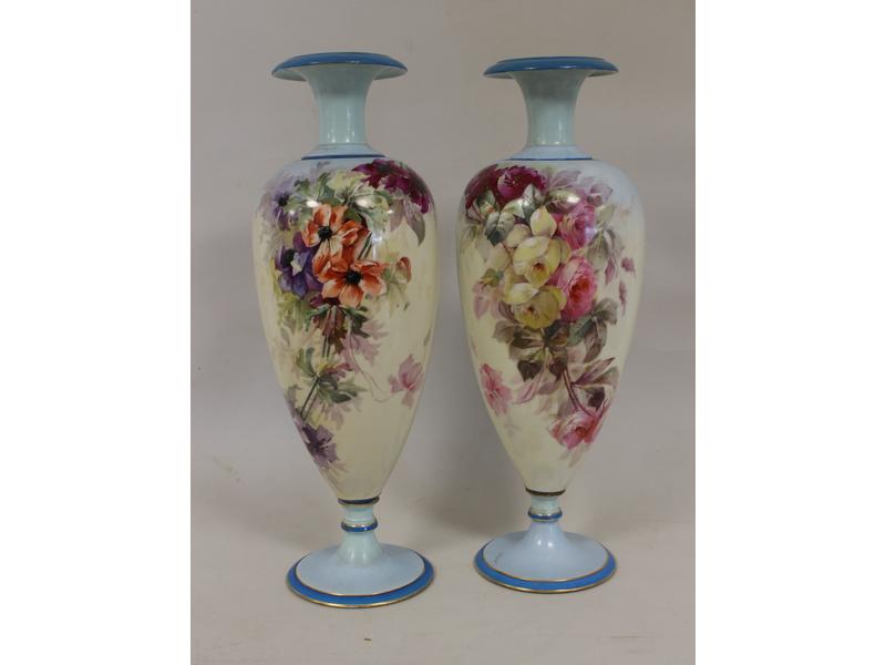 PAIRE DE VASES balustres en porcelaine émaillée...