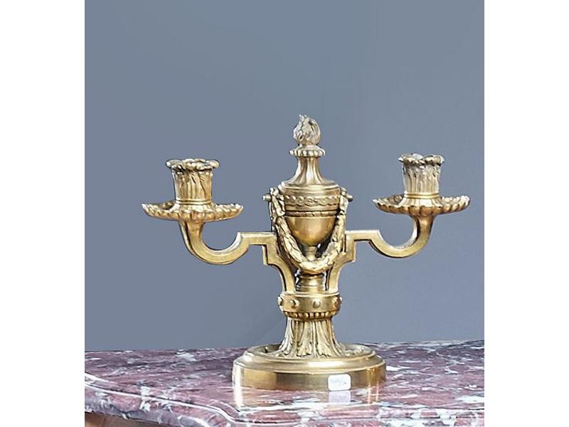 PAIRE DE BOUTS DE TABLE à deux lumières en...