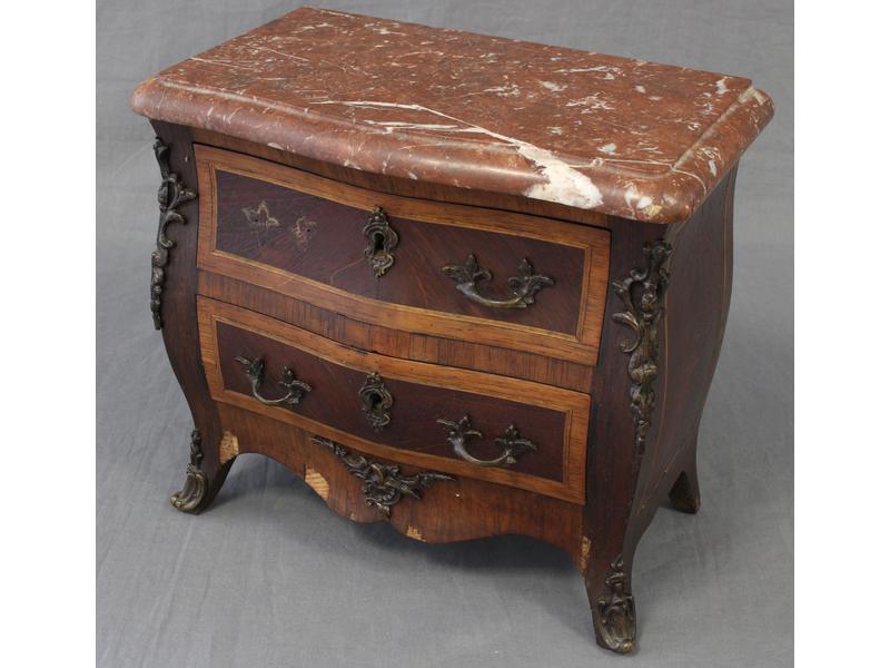 COMMODE de maîtrise de forme tombeau en bois...