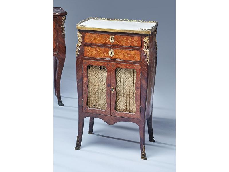 TABLE D'APPOINT de  forme rectangulaire galbée...
