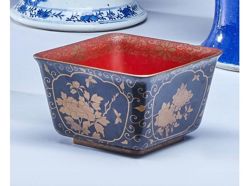 COUPE carrée en laque à décor de feuillages...