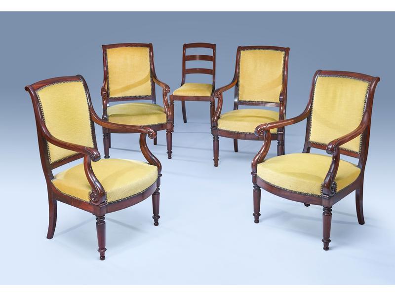 SUITE DE QUATRE FAUTEUILS ET UNE CHAISE en...