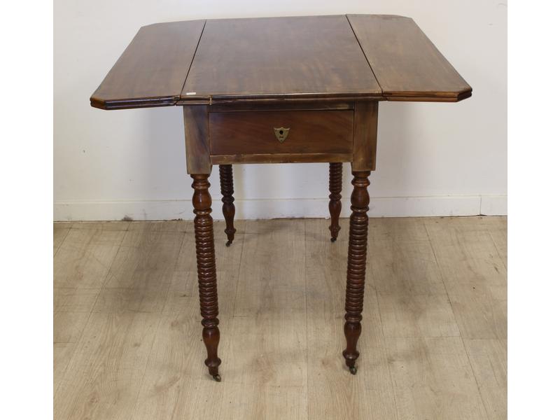 TABLE A VOLETS en acajou, piètement chapelet...