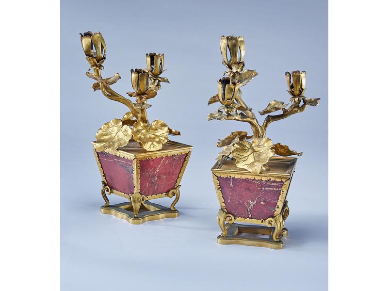 PAIRE DE CANDELABRES à trois bras de lumière...