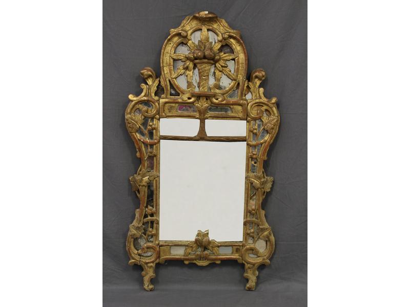 MIROIR dans un cadre à parecloses à frises...