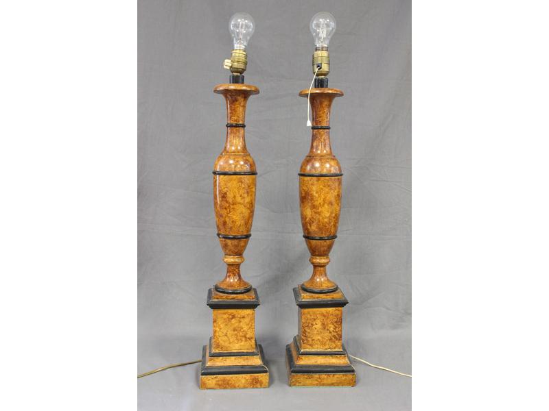 PAIRE DE LAMPE  de forme balustre en bois...