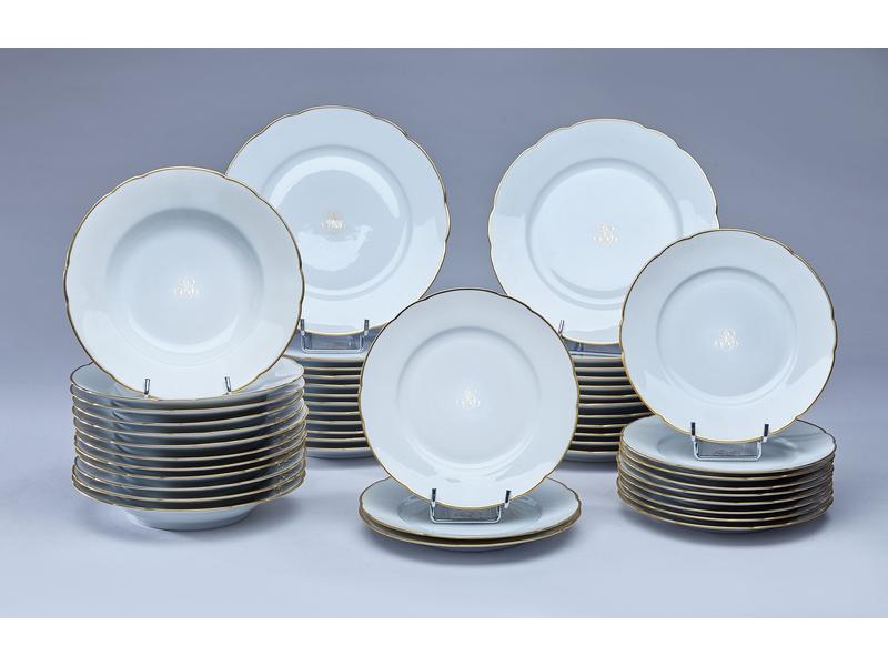 SERVICE DE TABLE en porcelaine de Limoges...