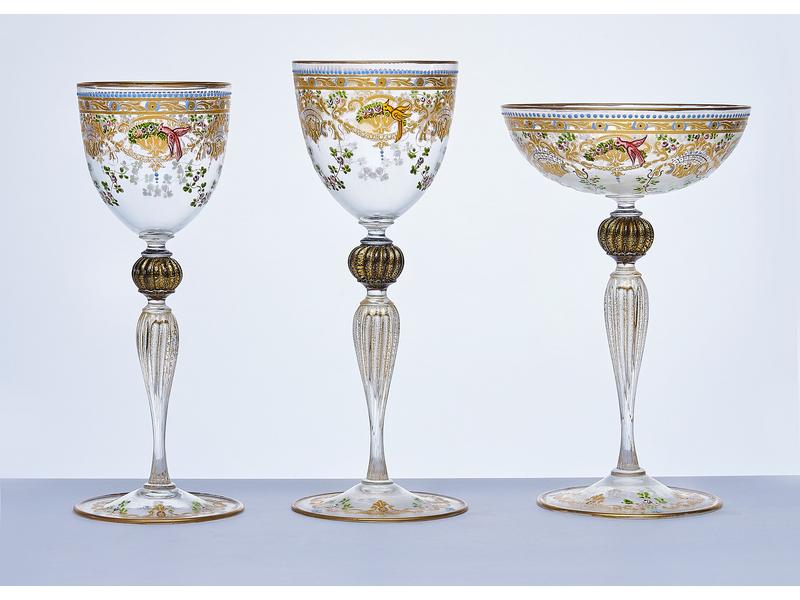 SERVICE DE VERRES à pied en verre finement...