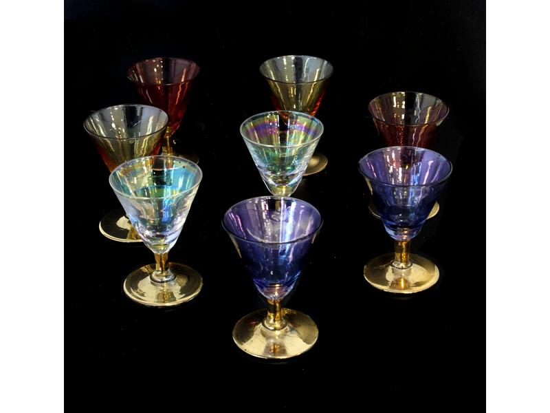HUIT PETITS VERRES à pieds en verre soufflé...