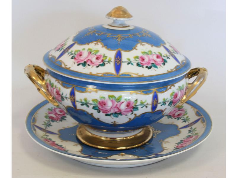 SOUPIERE ET SON PLATEAU en porcelaine émaillée...