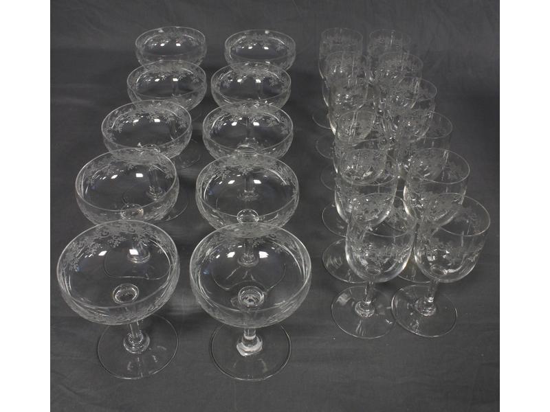 PARTIE DE SERVICE DE VERRES à pied en cristal...