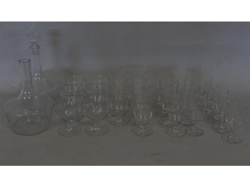 PARTIE DE SERVICE DE VERRES en cristal gravés...