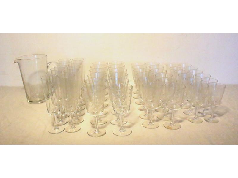 SERVICE DE VERRES à pied en cristal gravé,...