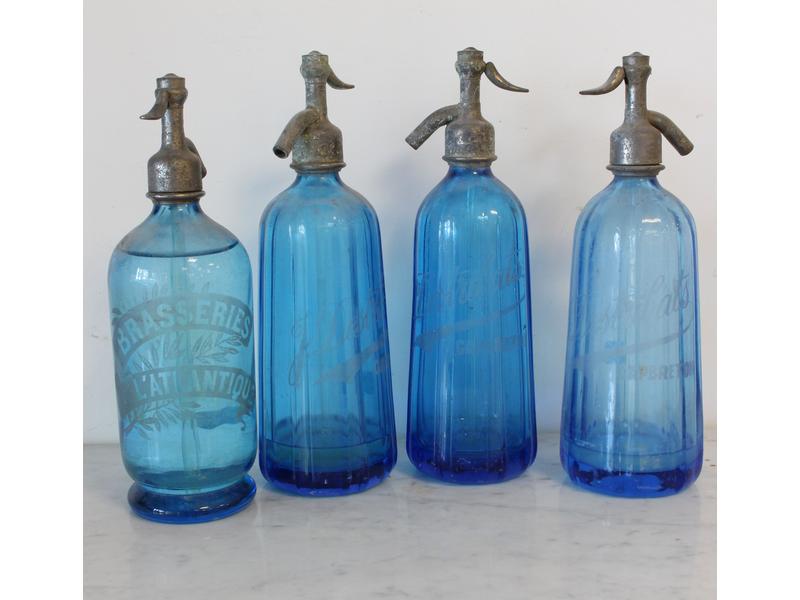 LOT DE QUATRE SIPHONS en verre bleuté dont...