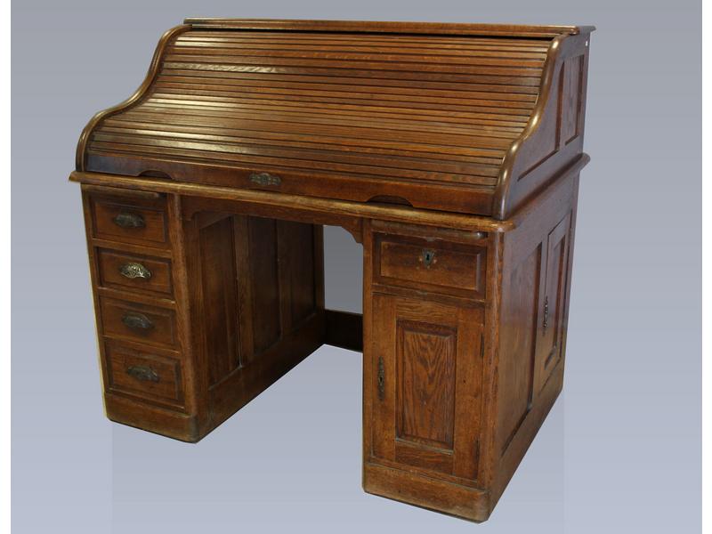 BUREAU AMERICAIN en chêne ouvrant à un cylindre...