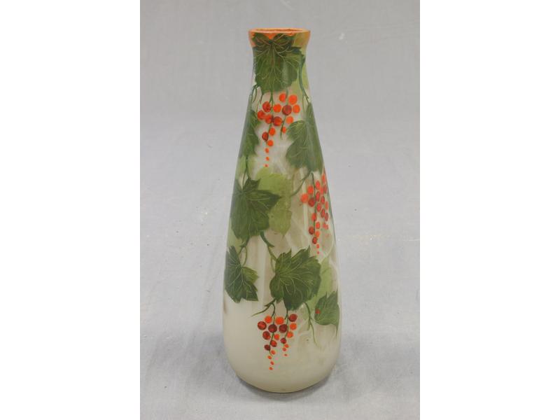 VASE bouteille en verre peint à décor de...