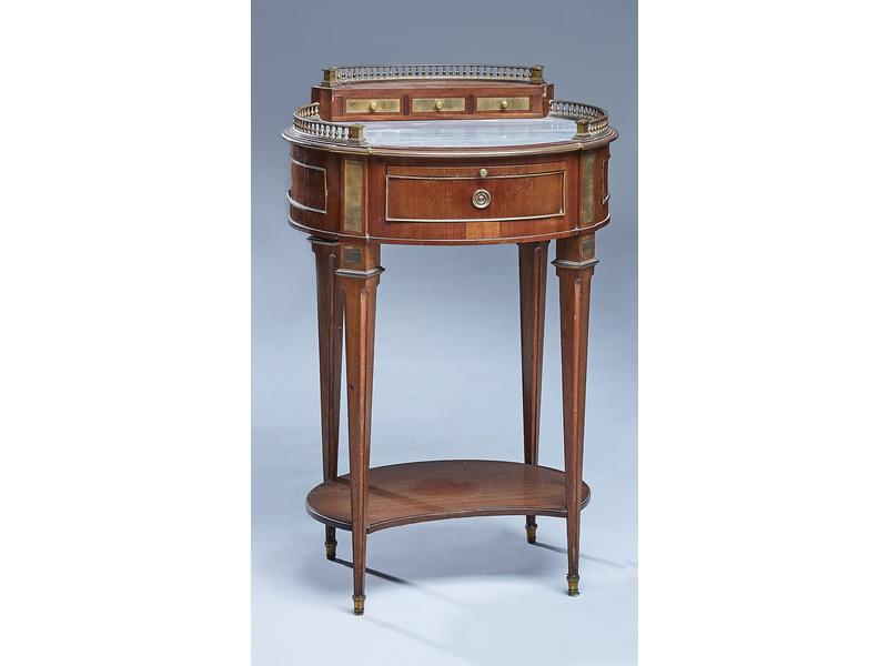 TABLE VOLANTE de forme ovale en placage d'acajou...