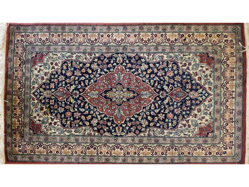 PETIT TAPIS rectangulaire en laine à décor...