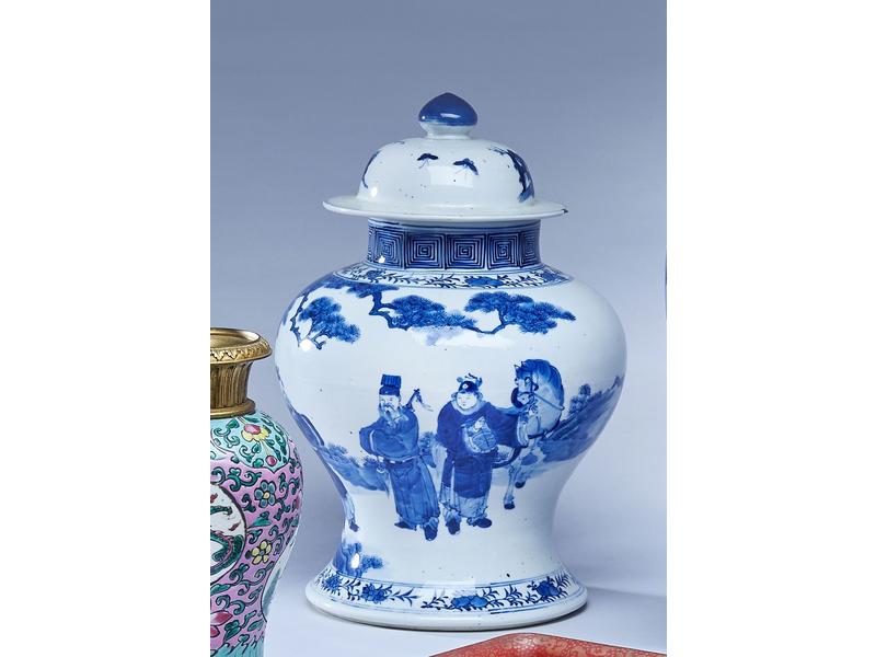 POTICHE en porcelaine blanche à décor émaillé...