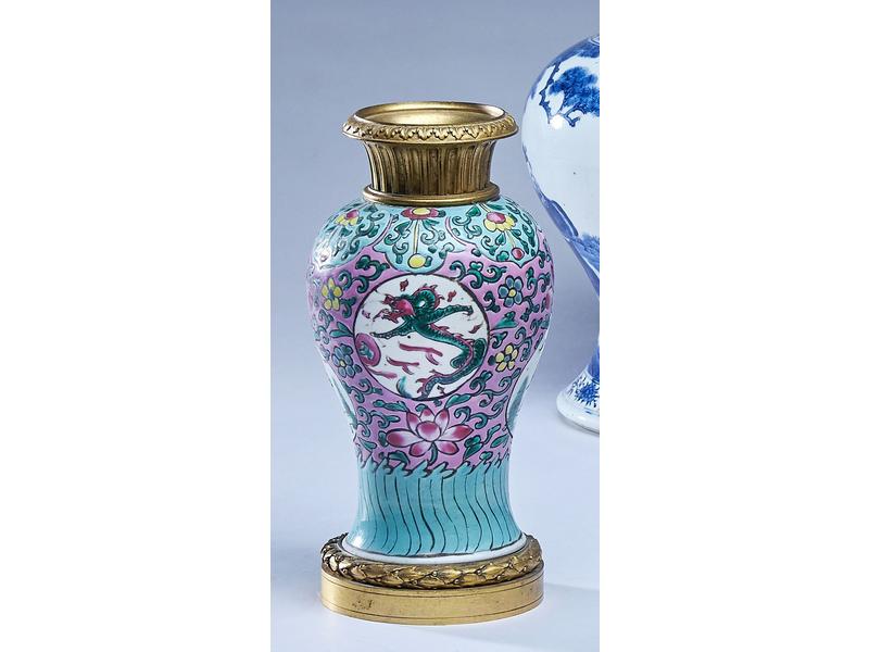 VASE BALUSTRE en porcelaine à décor émaillé...