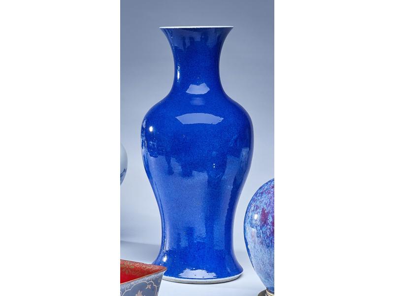 VASE BALUSTRE en porcelaine émaillée bleu...