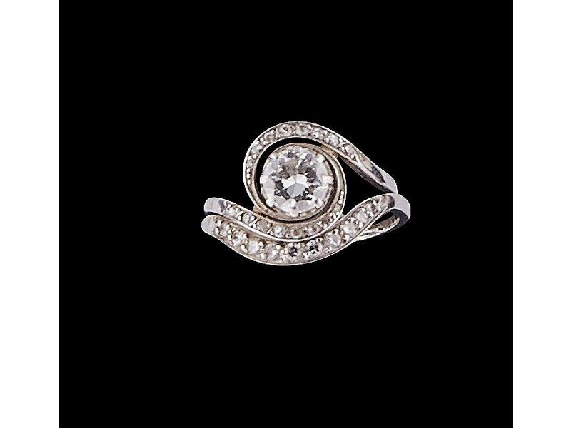 BAGUE tourbillon et son ALLIANCE à la forme,...