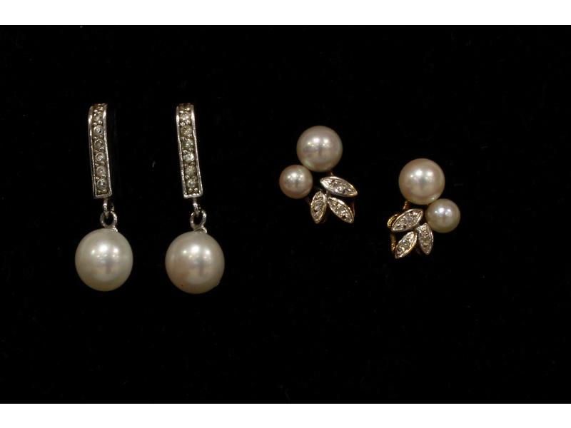 PAIRE DE CLOUS D'OREILLES en or jaune (18K)...