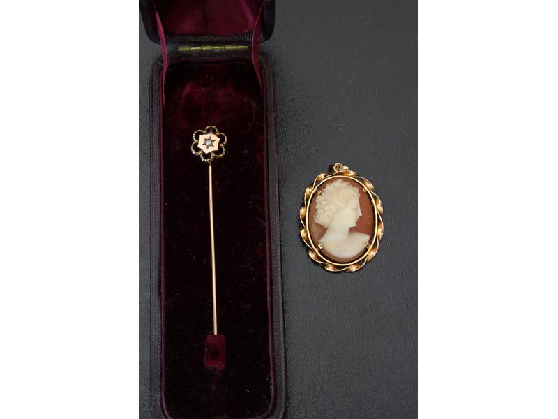 EPINGLE DE CRAVATE en or jaune (18K) et CAMEE...