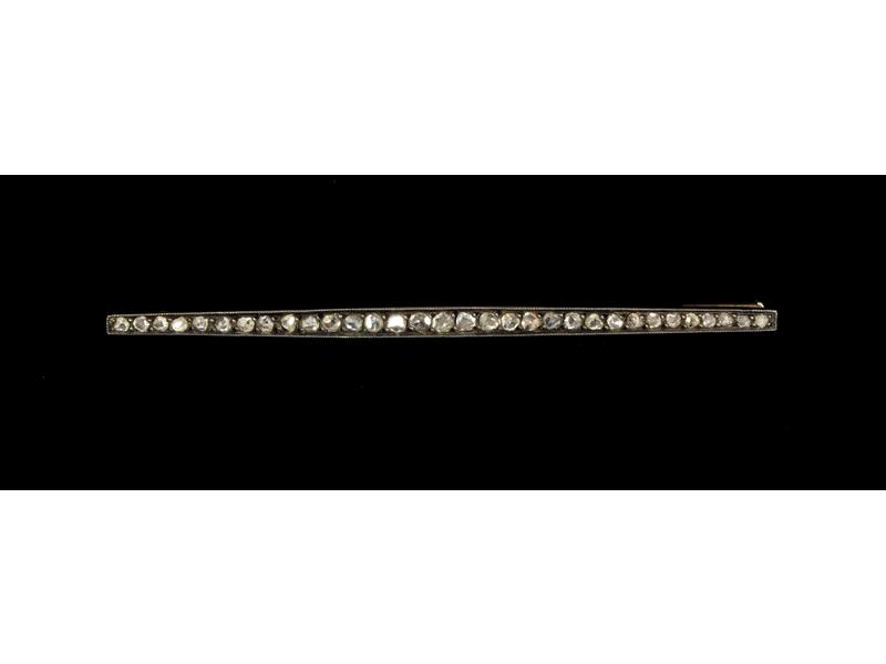 BARETTE en or gris (18K) sertie d'une ligne...