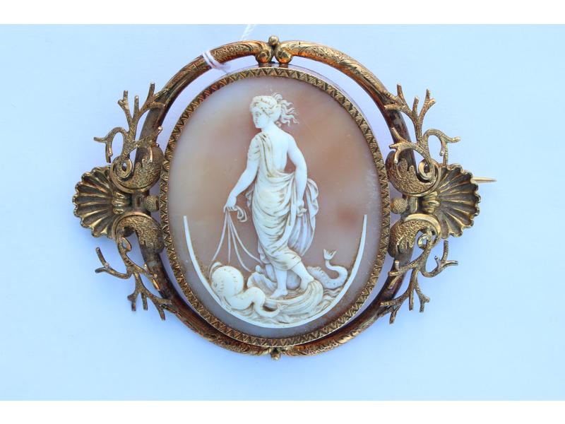 BROCHE en or jaune (18K) ornée d'une camée...