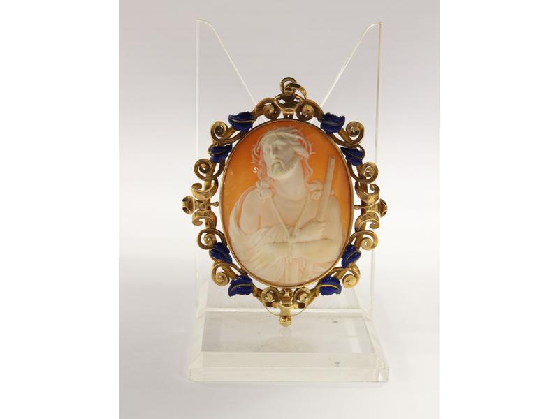 GRAND PENDENTIF en or jaune (18K) à décor...
