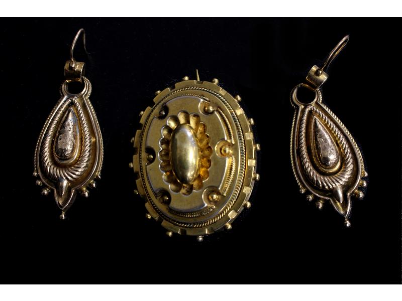 PAIRE DE PENDANTS D'OREILLES stylisant une...