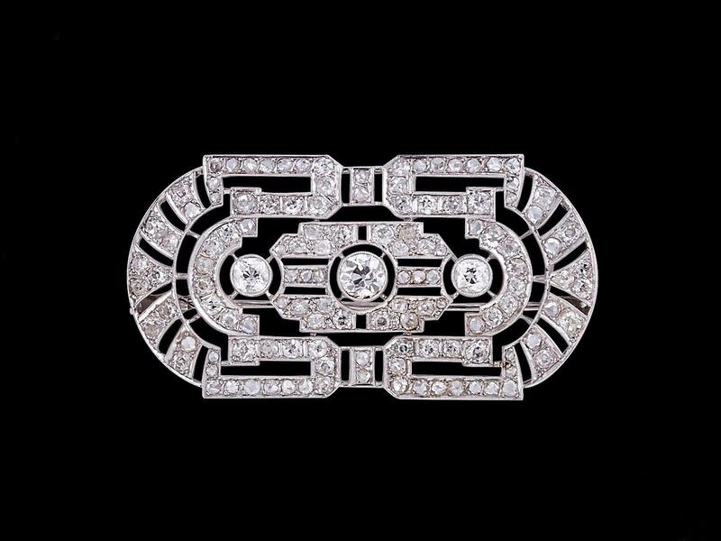 BROCHE en platine et or gris (18K) de forme...
