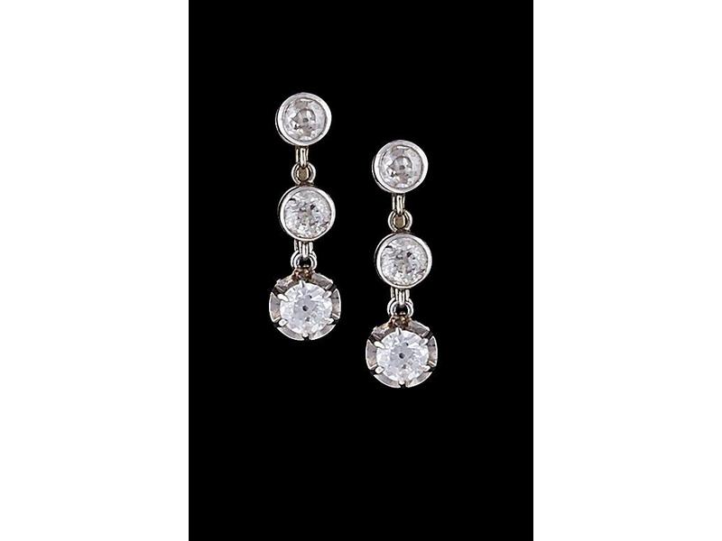 PAIRE DE PENDANTS D'OREILLES en platine et...