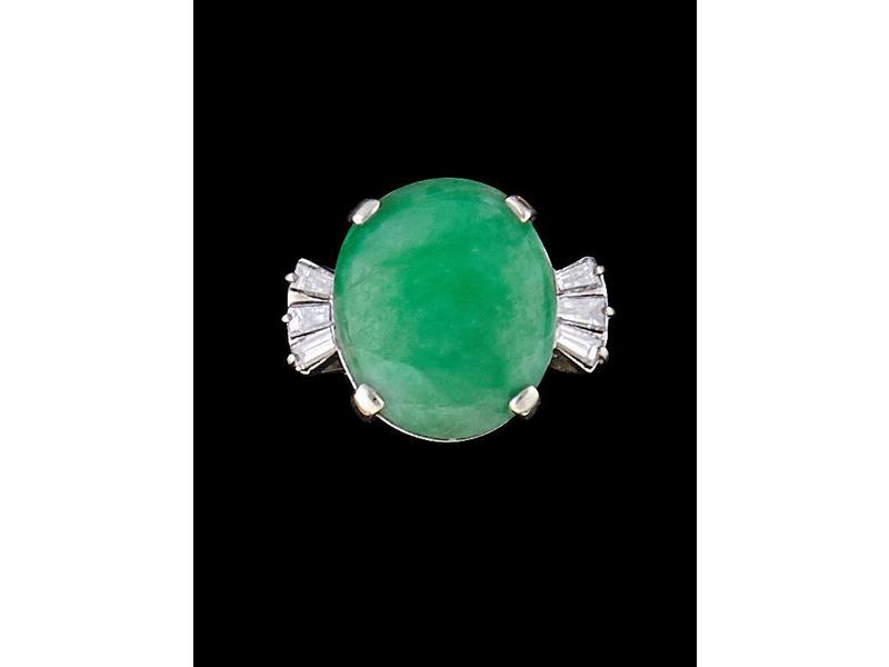 BAGUE en or gris (18K) sertie d'un cabochon...