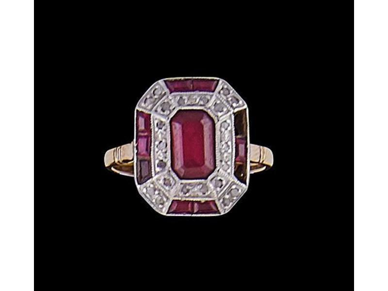 BAGUE en ors (18K) et platine de forme restangulaire...