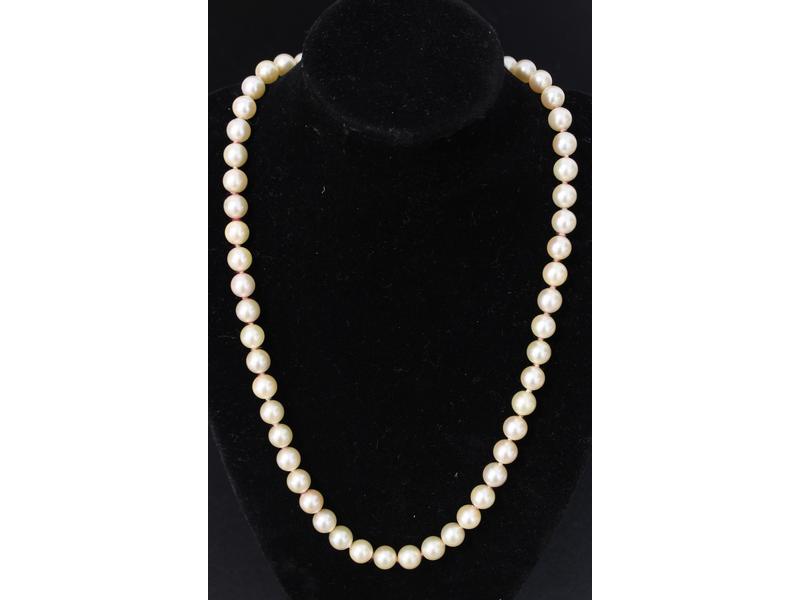 COLLIER de 51 perles de culture chocker,...