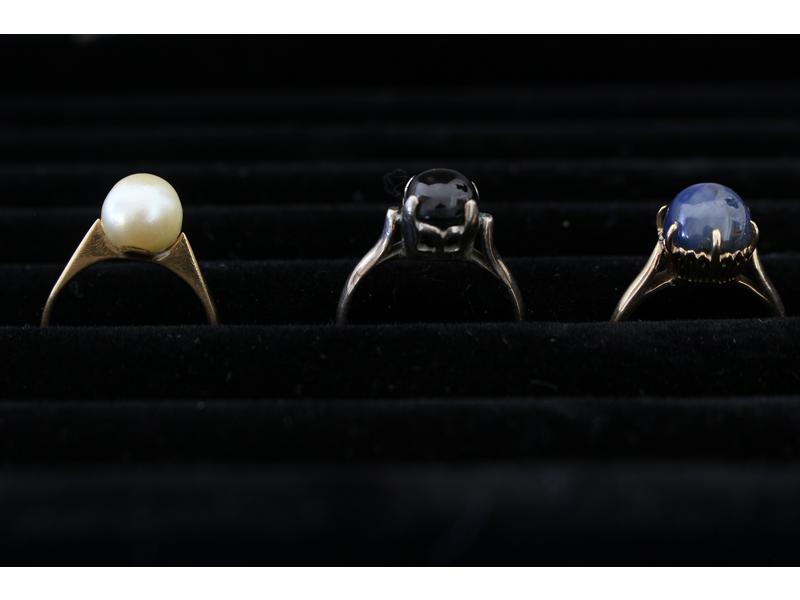 TROIS BAGUES en ors (18K) et argent avec...