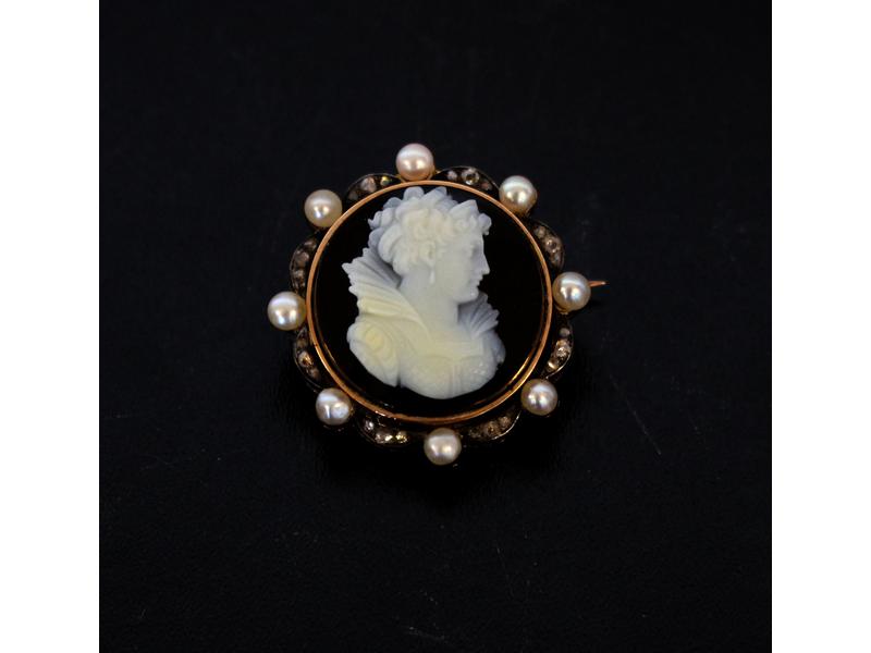 BROCHE en or et argent ornée d'un CAMEE rond...