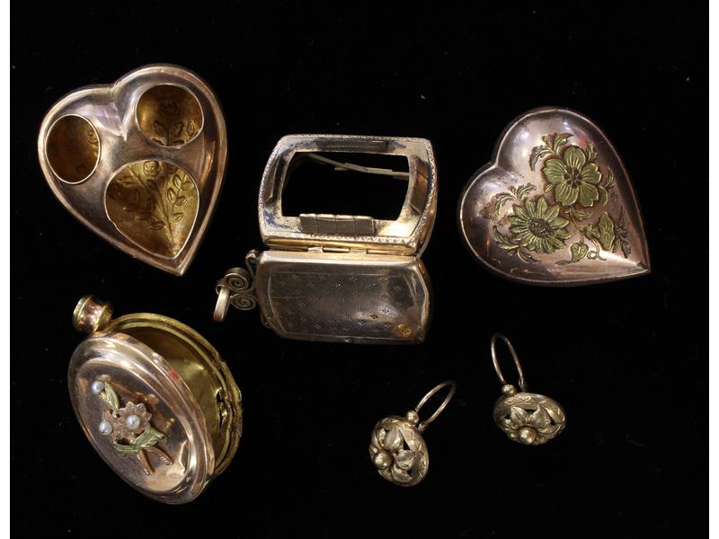 LOT DE DEBRIS D'OR (18K) dont deux petites...