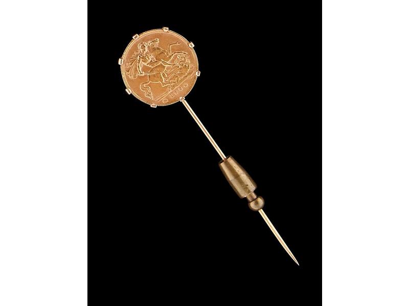 EPINGLE A CRAVATE en or jaune (18K) sertie...