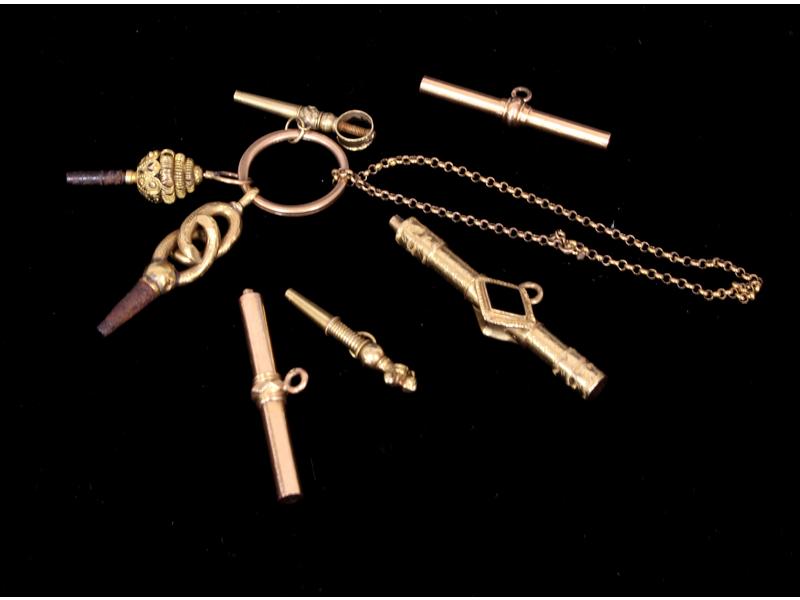 SEPT CLES DE MONTRES, ANNEAU et CHAÎNE en...