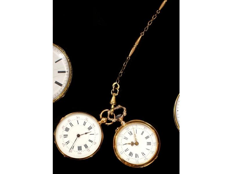 DEUX MONTRES DE COL en or jaune (18K) à double...