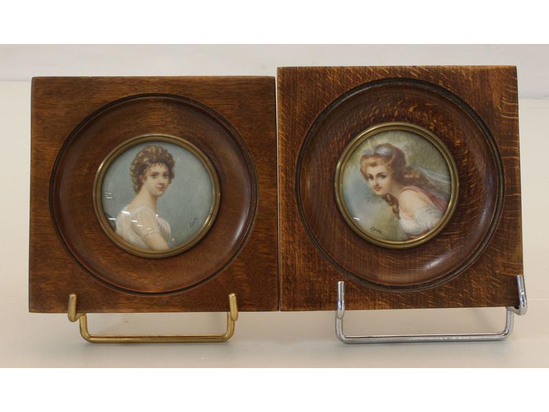 PAIRE DE MINIATURES rondes sur ivoire représentant...