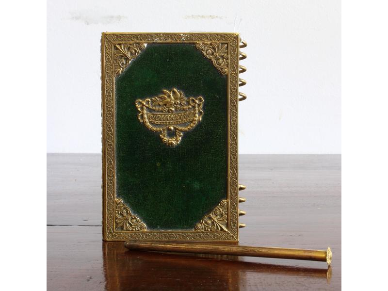 CARNET DE BAL en maroquin vert réhaussé d'émail...